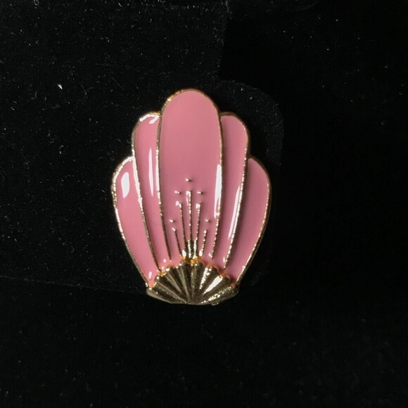 Pink Art Deco Seashell  Enamel Lapel Pin - Picture 1 of 2